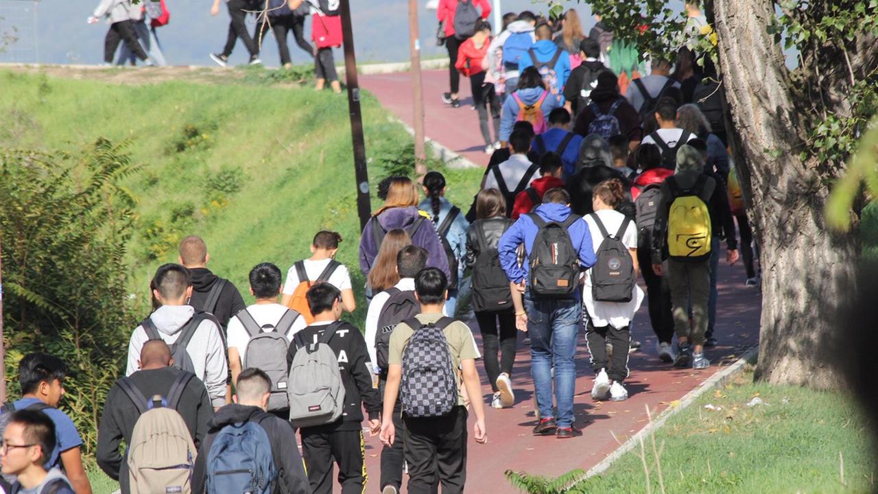 Studenti nel polo scolastico di via di Reggiana