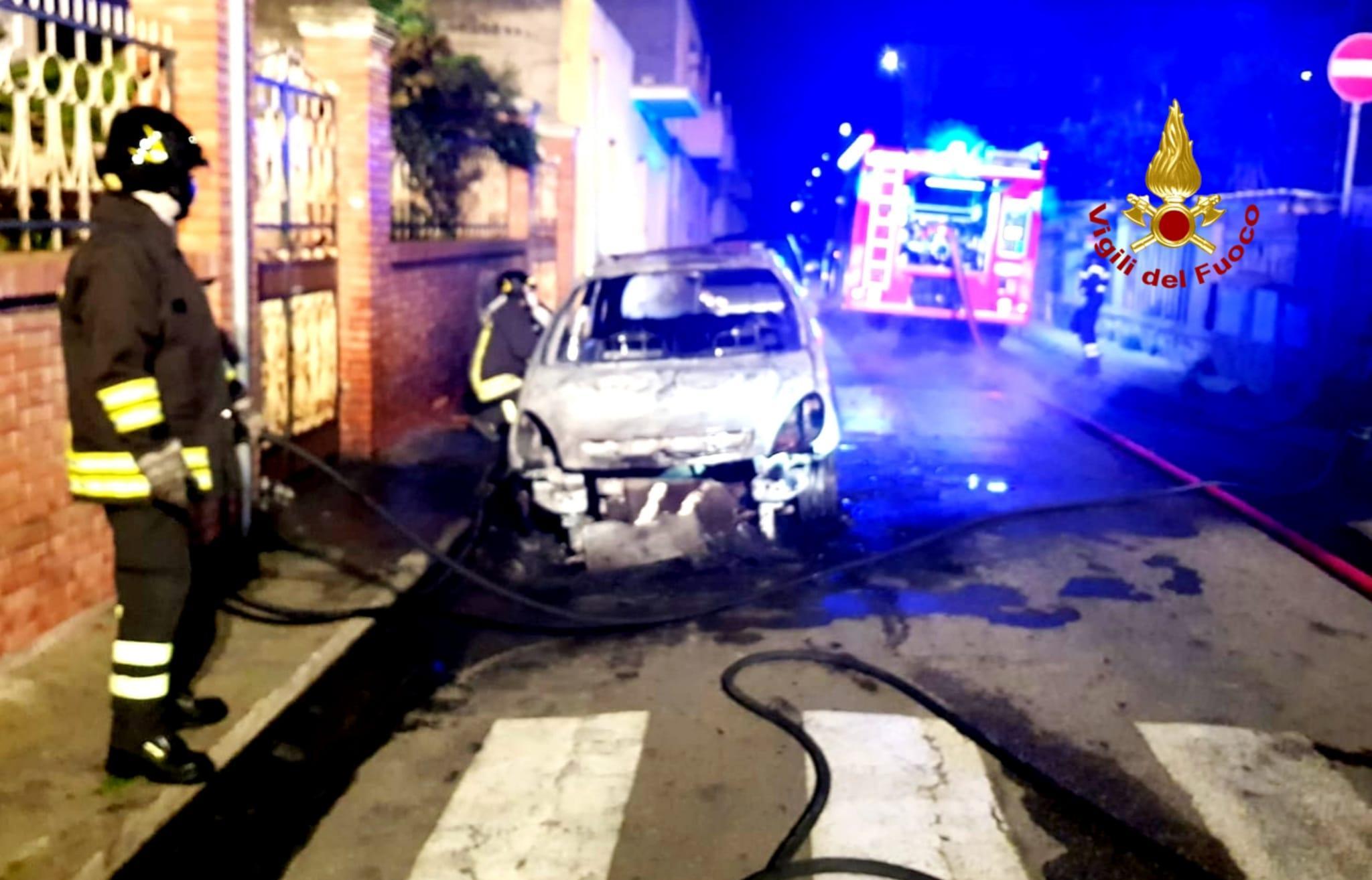 Automobile distrutta da un incendio a Selargius