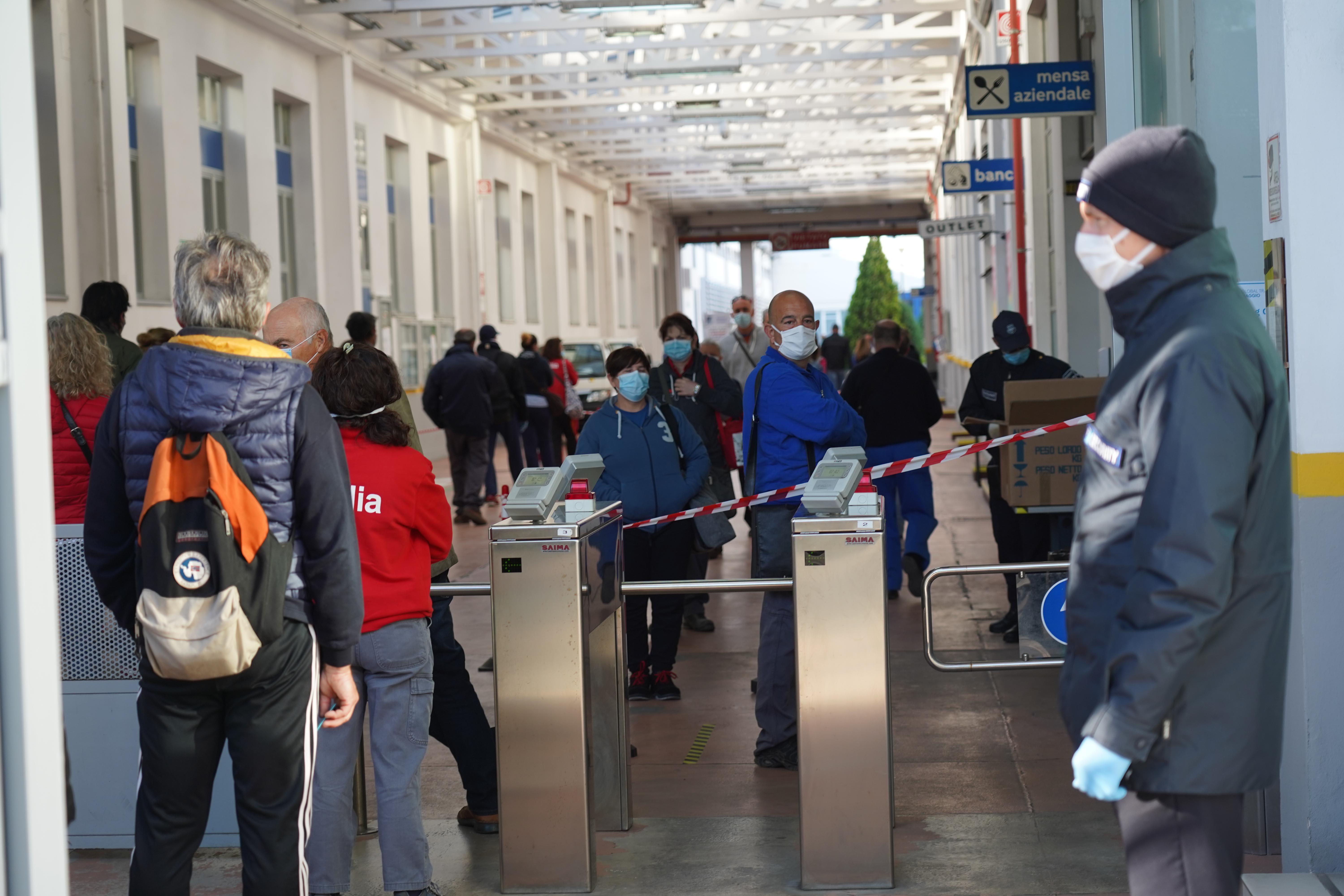La fila all'ingresso principale della Piaggio per la rilevazione della temperatura ai dipendenti (Foto Franco Silvi)