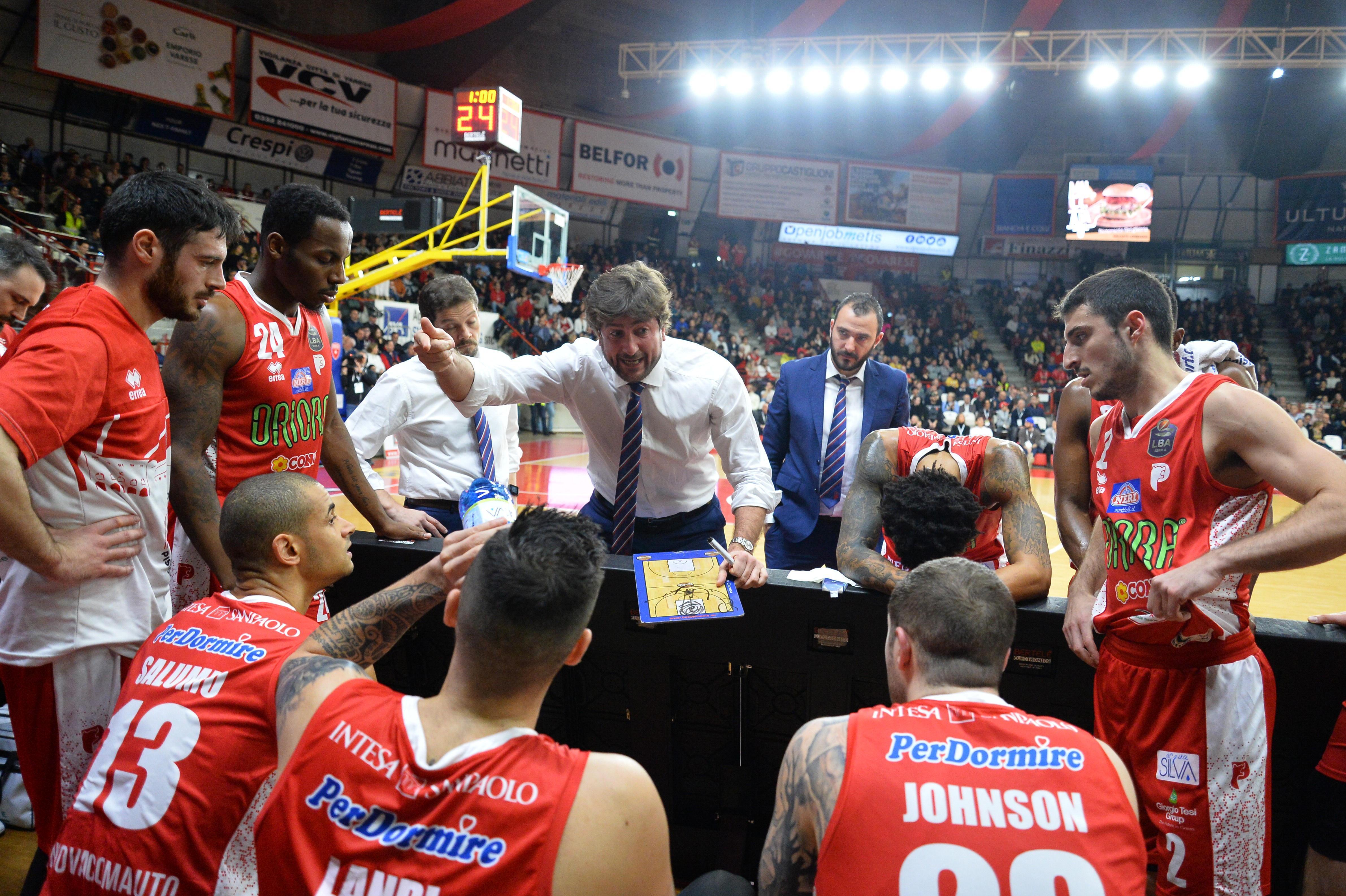 Coach Carrea, con la squadra e alle sue spalle una parte dello staff tecnico, nella passata stagione