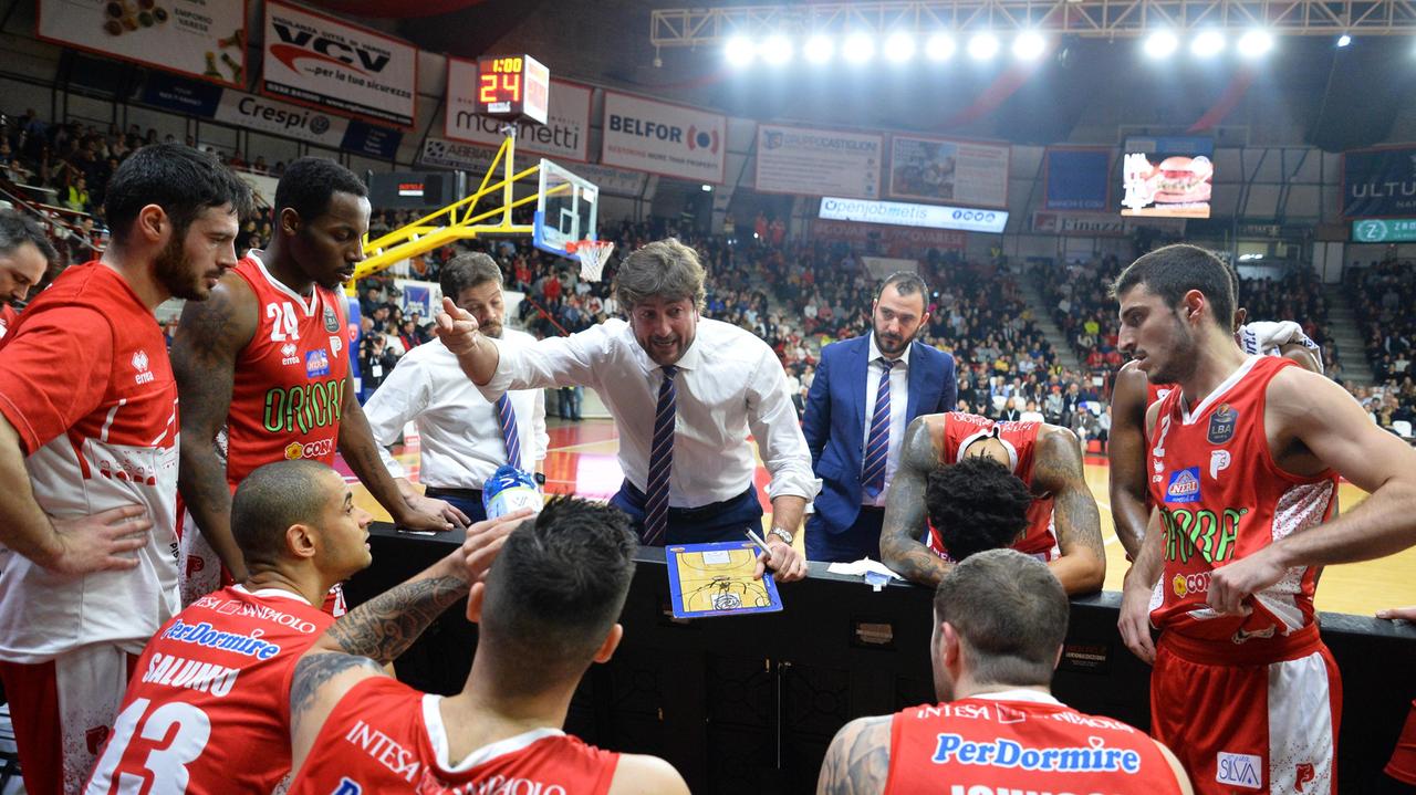 Coach Carrea, con la squadra e alle sue spalle una parte dello staff tecnico, nella passata stagione
