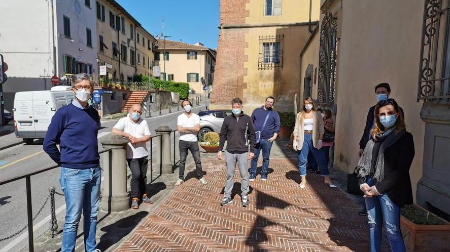 L’incontro tra i negozianti poggesi e il sindaco Francesco Puggelli davanti al Comune