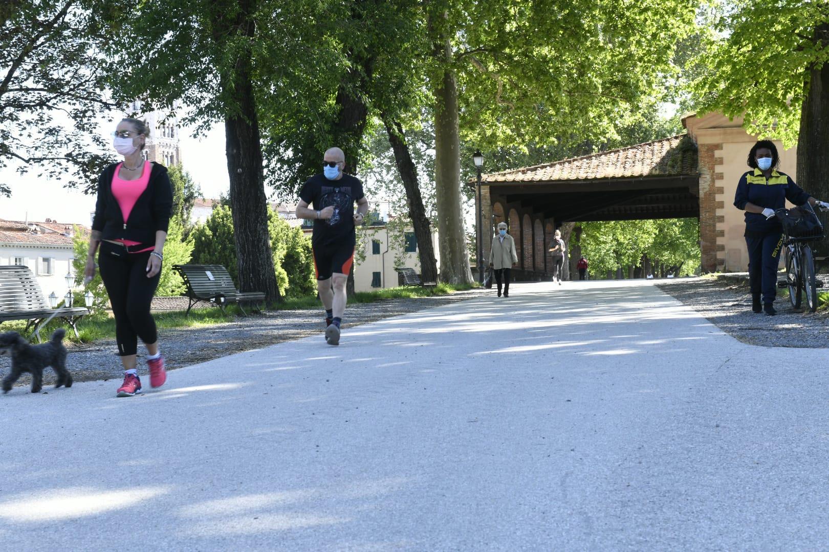 In bici, con il cane o a correre: i vari modi di vivere la riapertura delle Mura (Foto Sernacchioli)