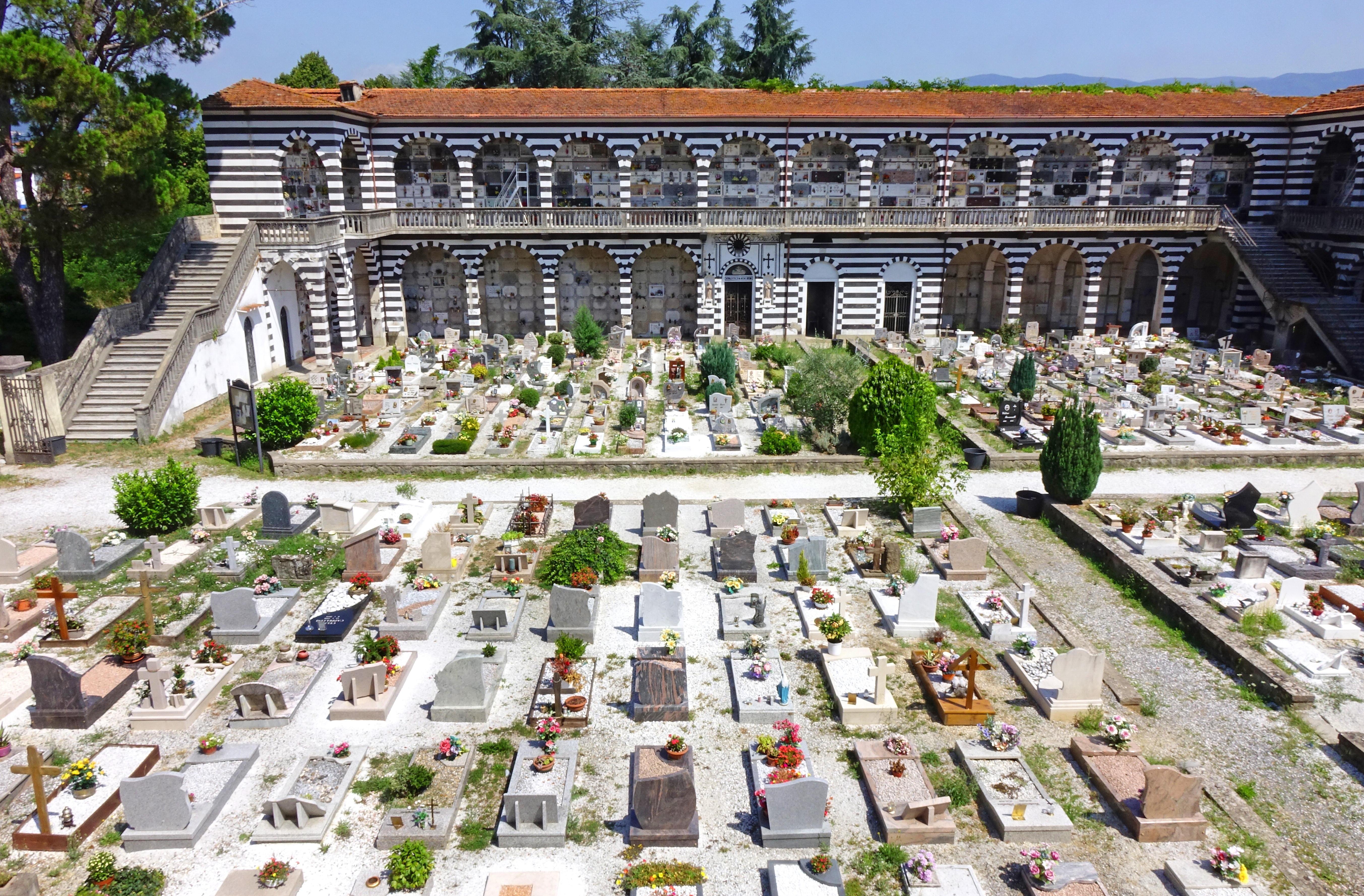 Si celebrano i funerali, ma possono partecipare solo quindici persone