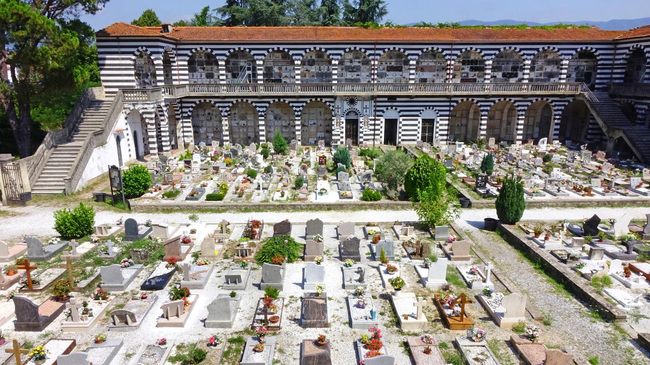 Si celebrano i funerali, ma possono partecipare solo quindici persone