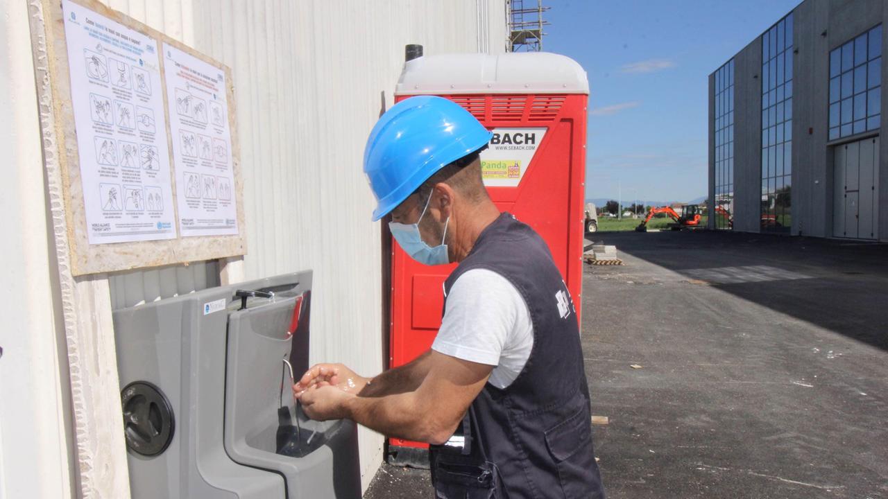 Un operaio in un cantiere edile al Macrolotto 2 (foto Batavia)