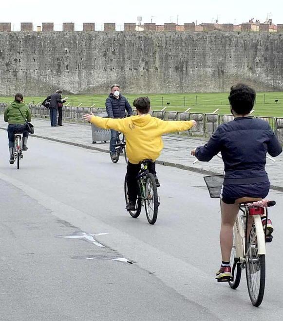 Piazza dei Miracoli senza turisti, più facile attraversarla in bicicletta