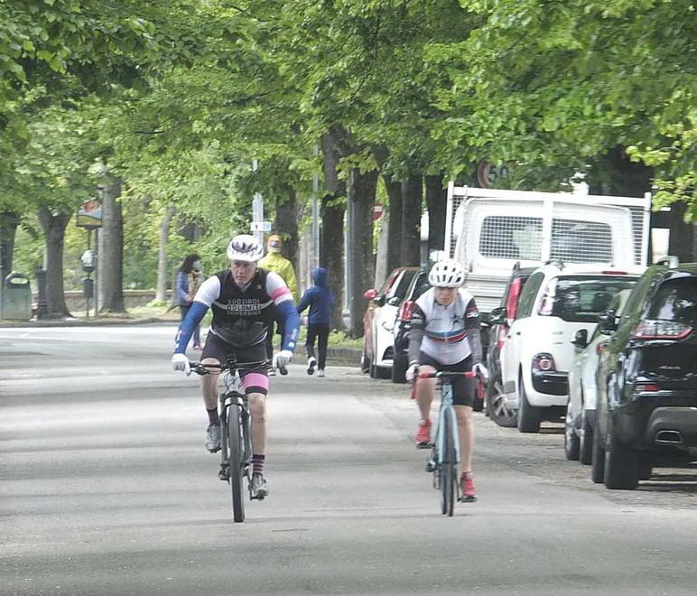 In bicicletta sul viale delle Piagge