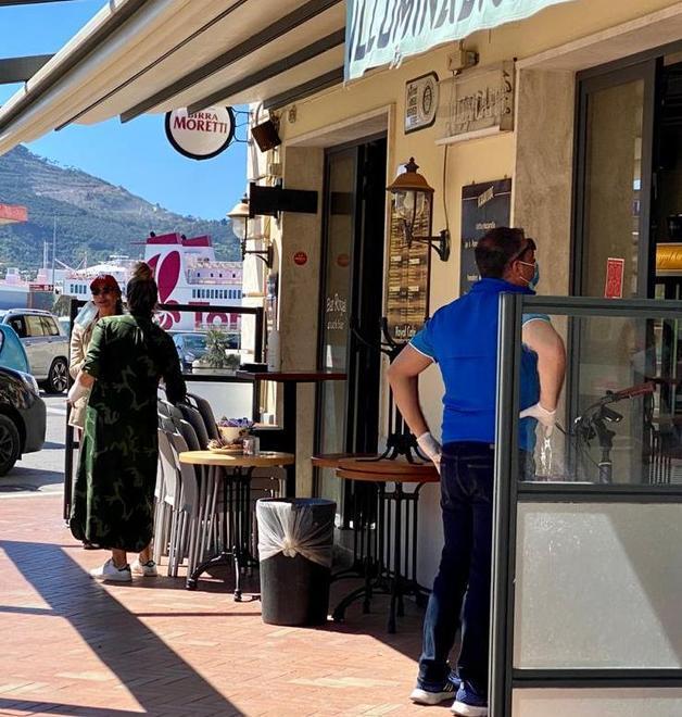È scattata la Fase 2 all'Elba: più gente in giro, mascherine, guanti e servizi da asporto 