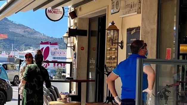 È scattata la Fase 2 all'Elba: più gente in giro, mascherine, guanti e servizi da asporto