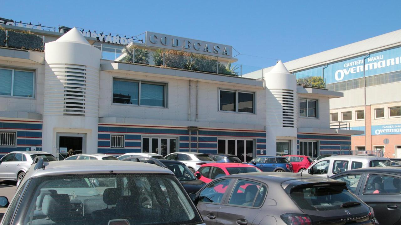 Il parcheggio pieno di auto di fronte ai cantieri Codecasa (foto Ciurca/Paglianti)