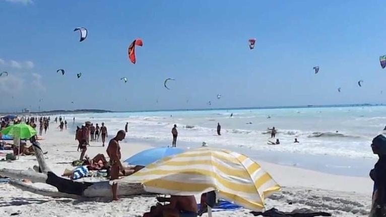 Turisti e tanti ombrelloni Com’era e come non sarà