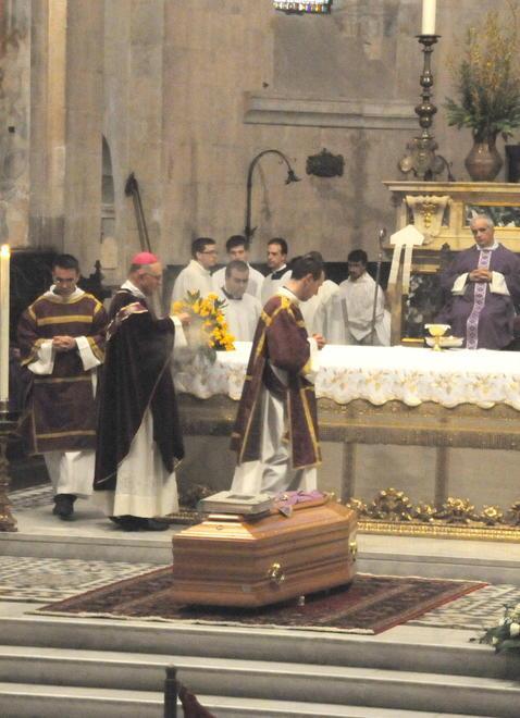 Funerali al massimo con 15 persone