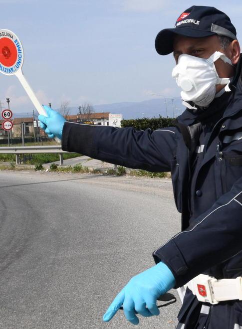 Caccia aperta all’automobilista che non si è fermato all’alt