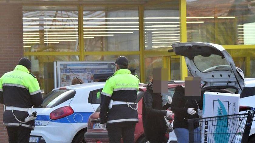Fase 2, Cabras: resta l’obbligo della tessera per la spesa