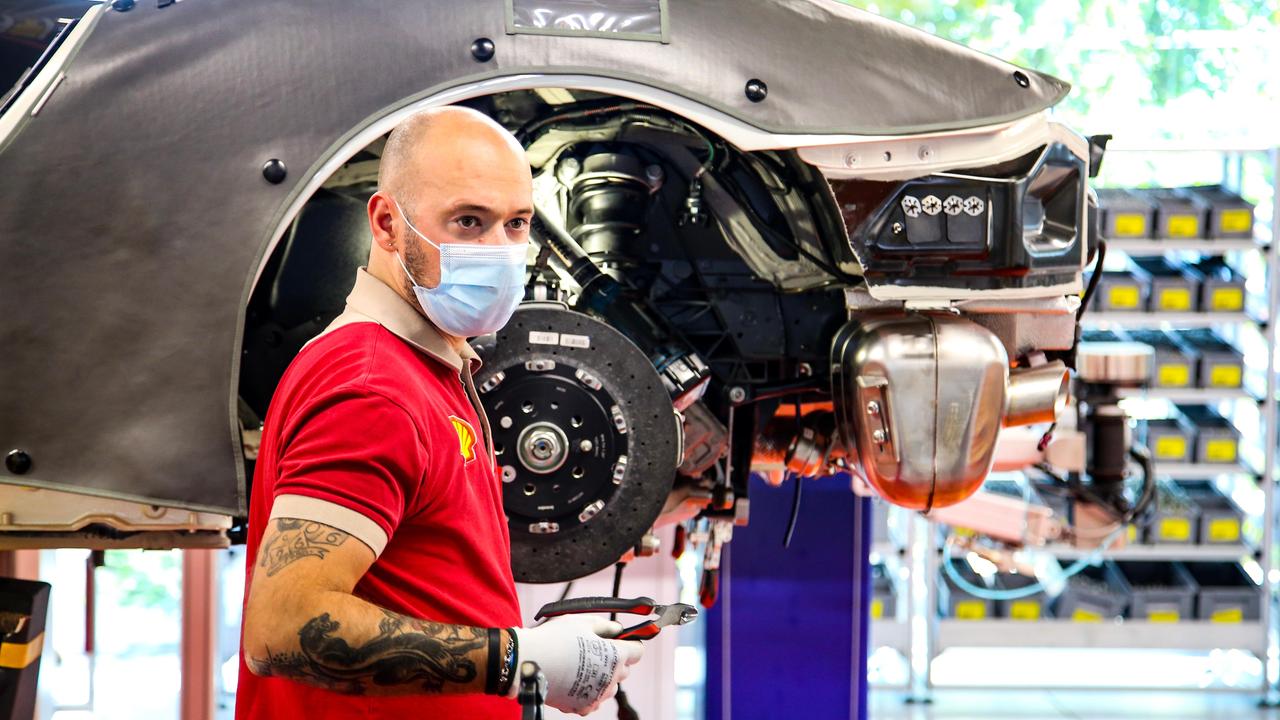 Visita a Maranello. Dai test a tappeto alle maniglie speciali La Ferrari torna in pista per battere Covid-19