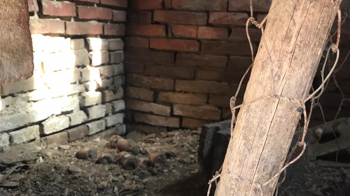 Cinque esplosioni e paese spaccato in due per “colpa” di sei bombe a mano - Foto