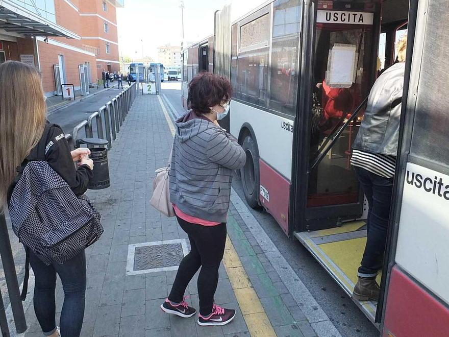 Caos e disagi sui bus di Pisa: gli autisti si fermano e contano i passeggeri 