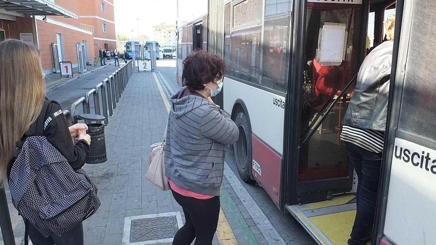 Caos e disagi sui bus di Pisa: gli autisti si fermano e contano i passeggeri