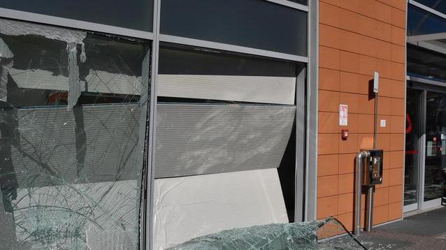 Rubano due auto e sfondano la vetrina del negozio