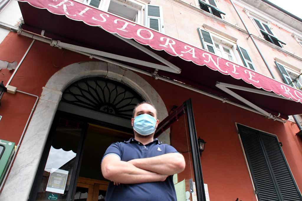 Con la mascherina sulla porta del proprio ristorante chiuso Francesco Romano del Roma