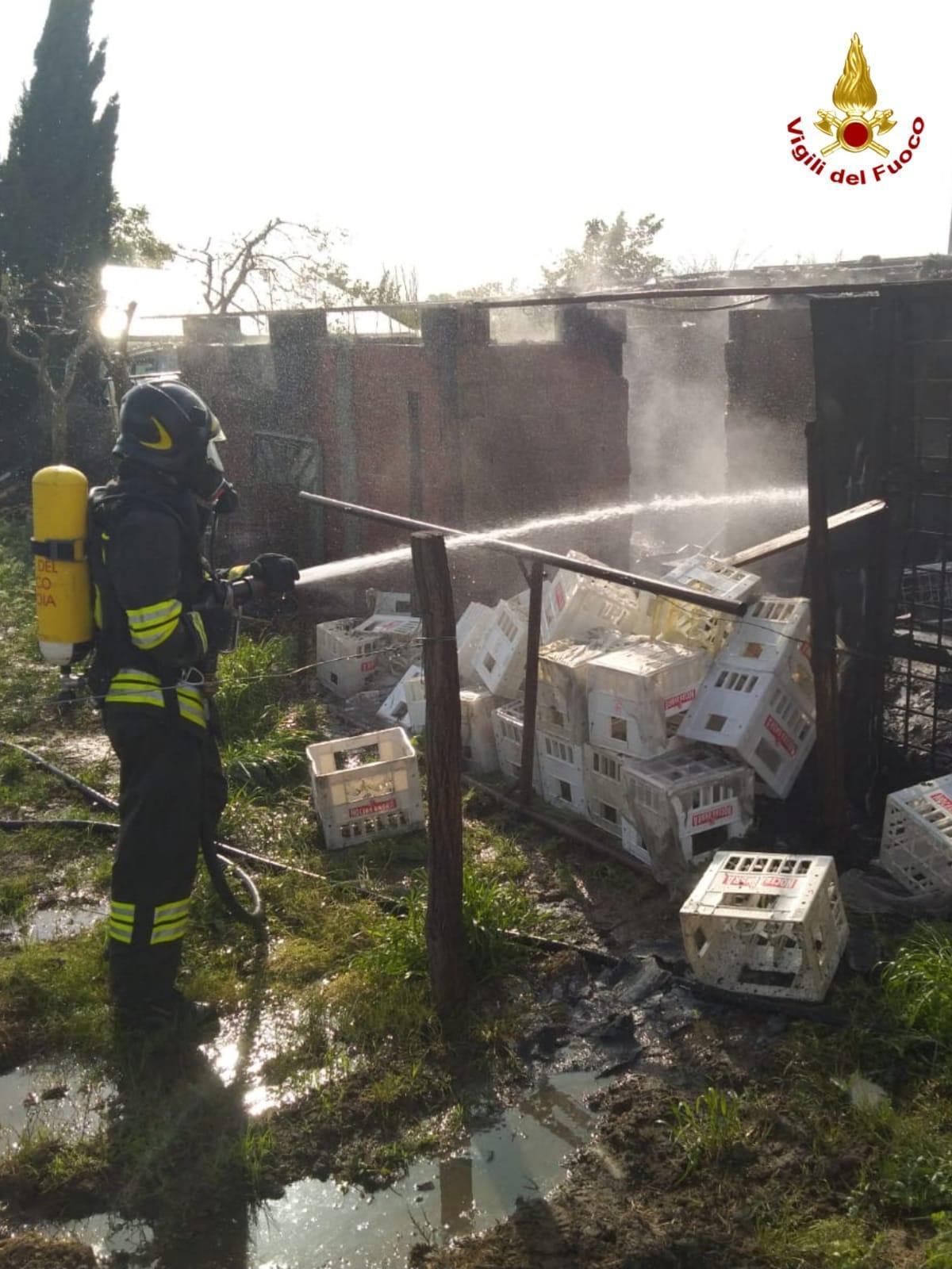 Vigili del fuoco in azione a Ponte Buggianese per spegnere l'incendio alimentato da una pila di cassette di plastica