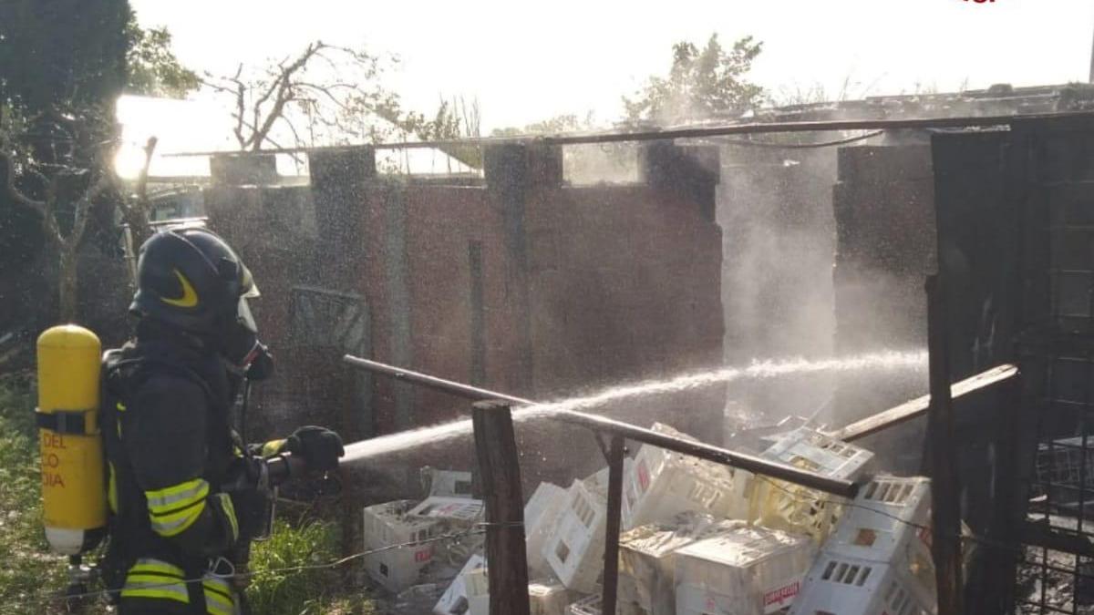 Vigili del fuoco in azione a Ponte Buggianese per spegnere l'incendio alimentato da una pila di cassette di plastica