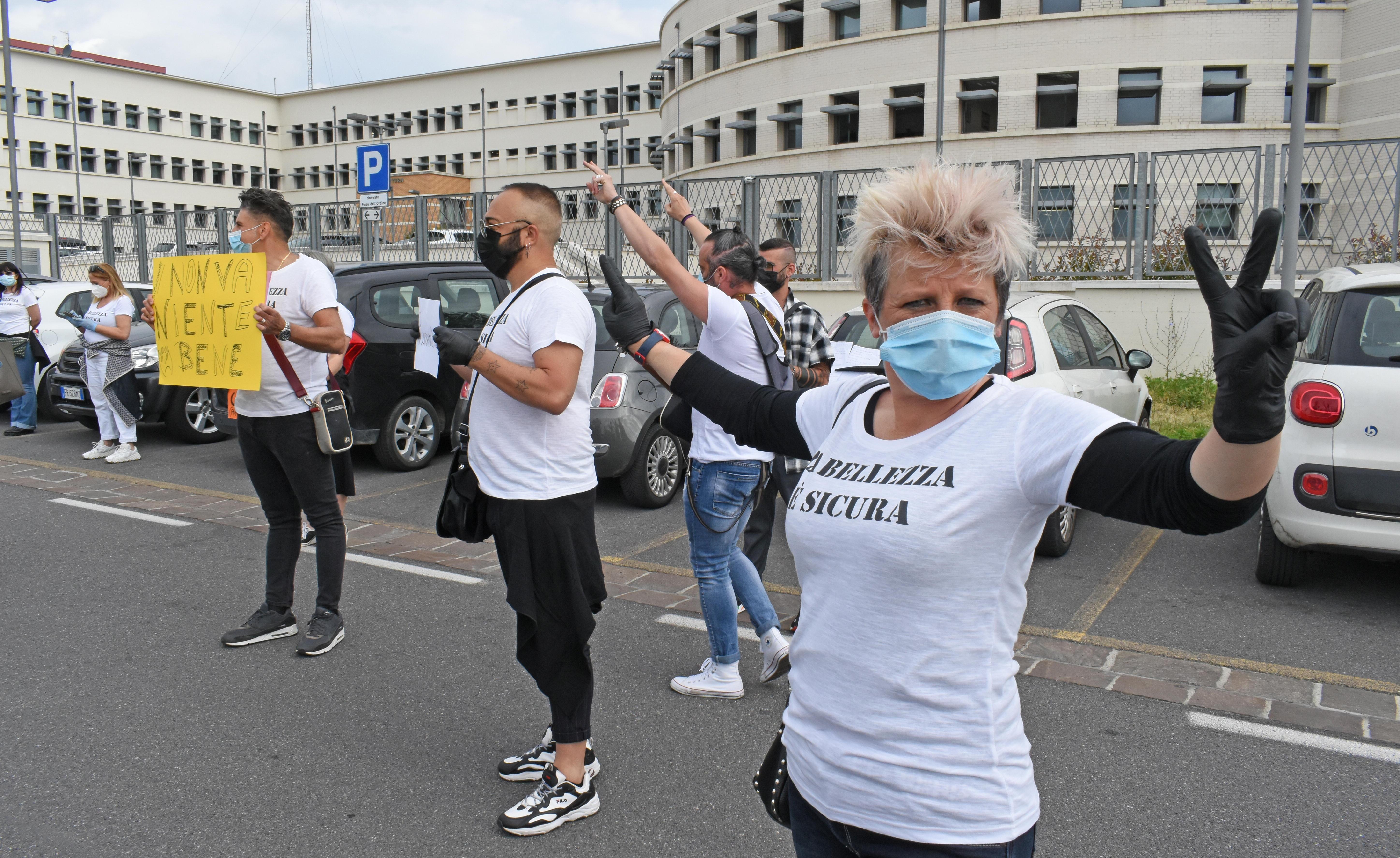 Parrucchieri ed estetiste davanti alla Prefettura di Pistoia: "Fateci riaprire l'11 maggio"