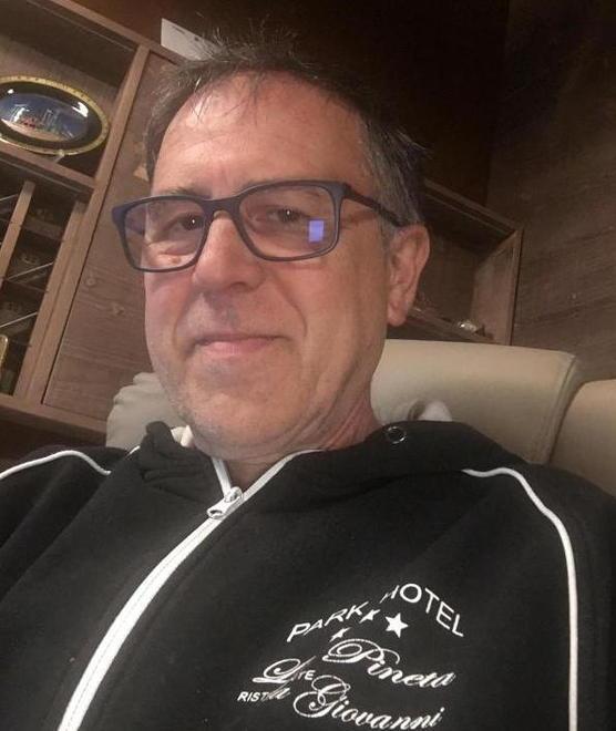 Il padre muore, lui guarisce: «Adesso riapro l’hotel che ha fondato lui» 
