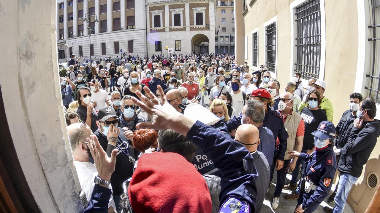 In cinquecento davanti al Comune: protesta legittima, modalità sbagliata