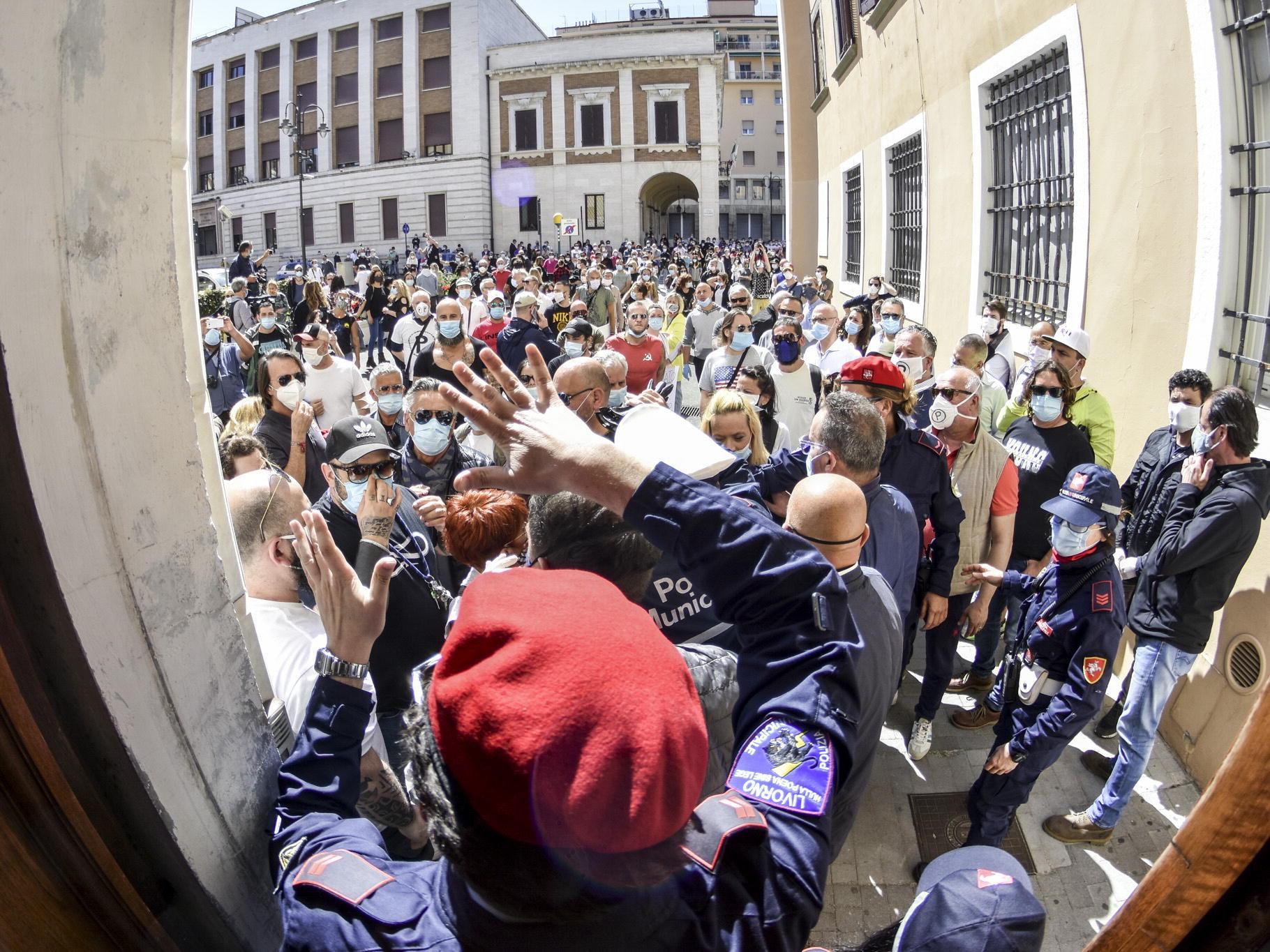 In 500 davanti al Comune: protesta legittima, modalità da rivedere 