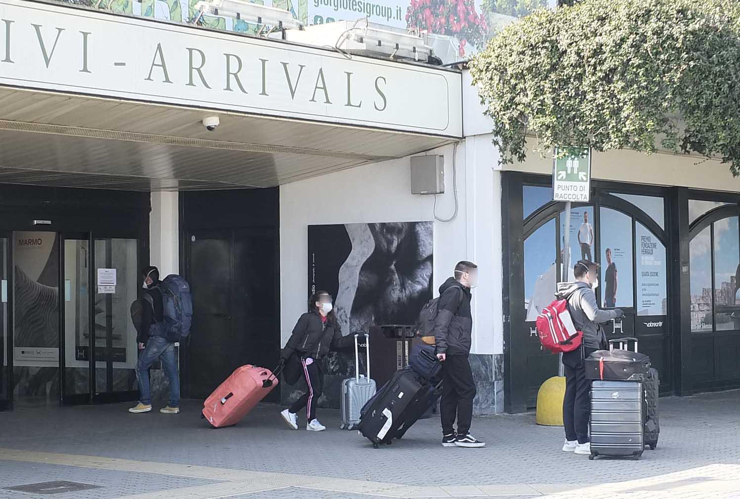 Passeggeri in arrivo a Pisa in questi giorni di emergenza coronavirus (foto Muzzi)