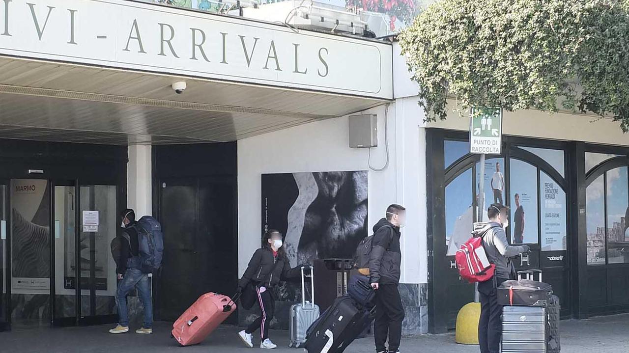 Passeggeri in arrivo a Pisa in questi giorni di emergenza coronavirus (foto Muzzi)