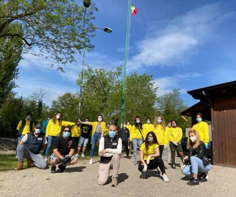 Portano nelle case le mascherine Volontarie offese 