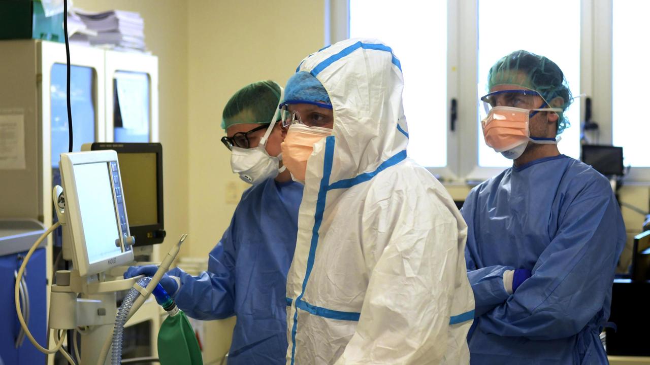 Operatori sanitari in un reparto di terapia intensiva (foto archivio)