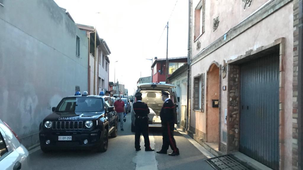 I carabinieri davanti alla bara della vittima caricata su un furgone (foto mario rosas)