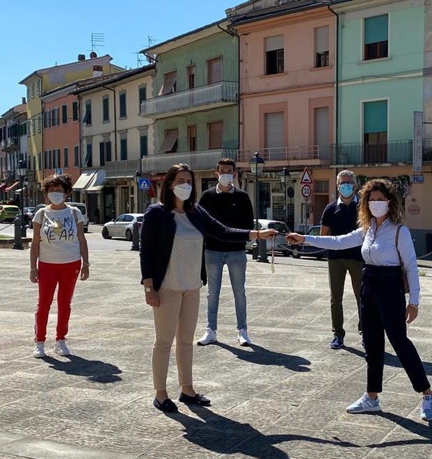 I commercianti portano le chiavi al sindaco 