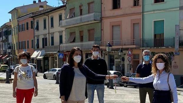 I commercianti portano le chiavi al sindaco