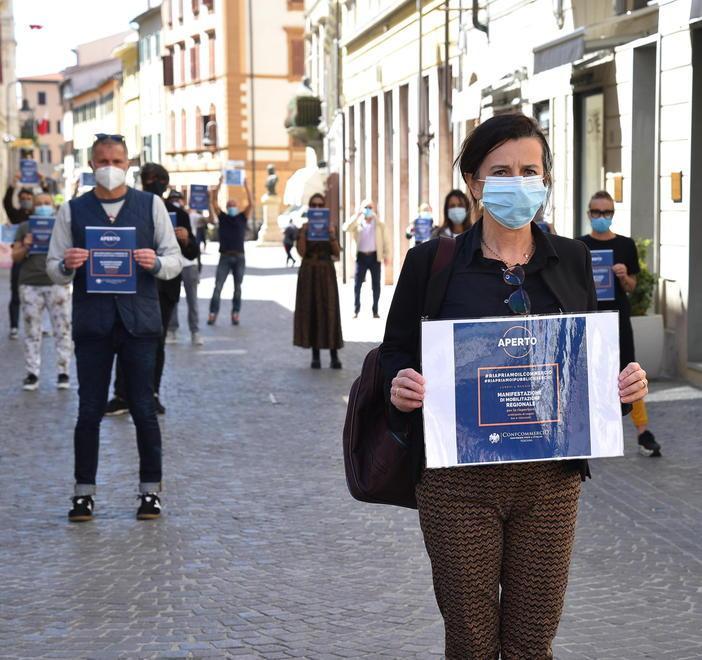 «Lasciateci riaprire i negozi» Manifestazione e selfie 