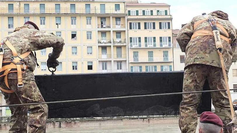 «Paratie e sacchi rimossi dai lungarni entro questo mese»