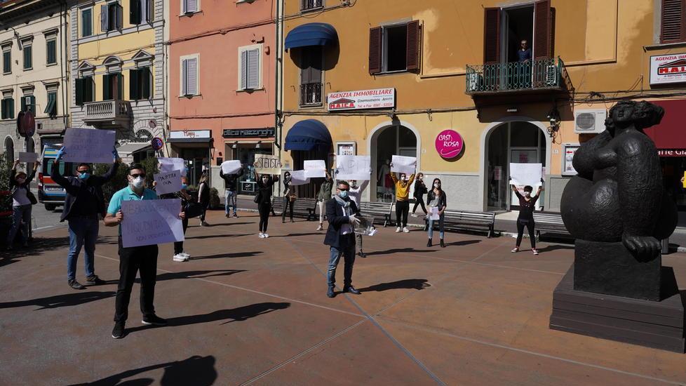 Le partite Iva consegnano le chiavi dei locali al sindaco