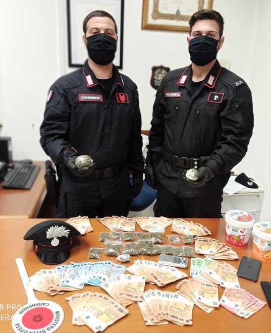 Il pusher viaggiava sui pullman e consegnava a casa: arrestato 