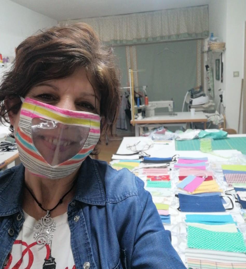 Parla l’artigiana: «Quelle mascherine le ho realizzate io»