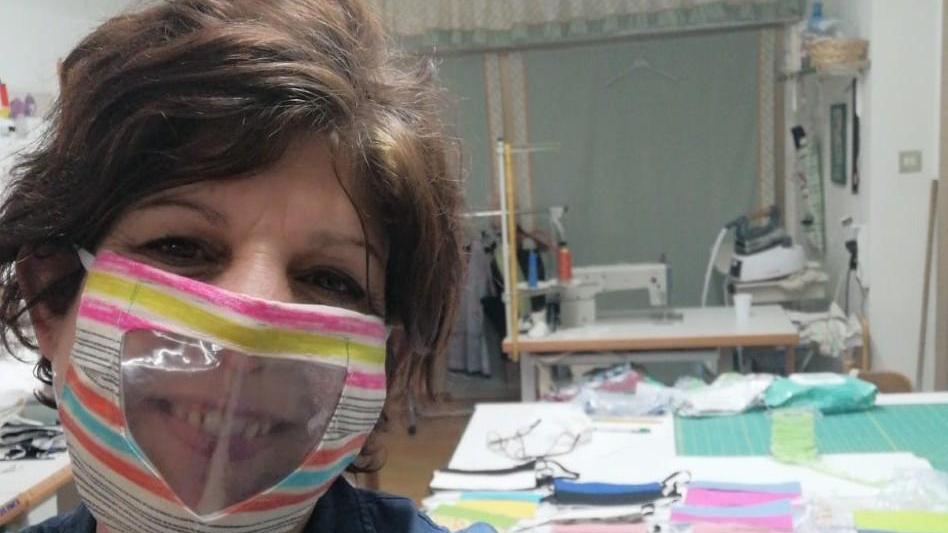 Parla l’artigiana: «Quelle mascherine le ho realizzate io»