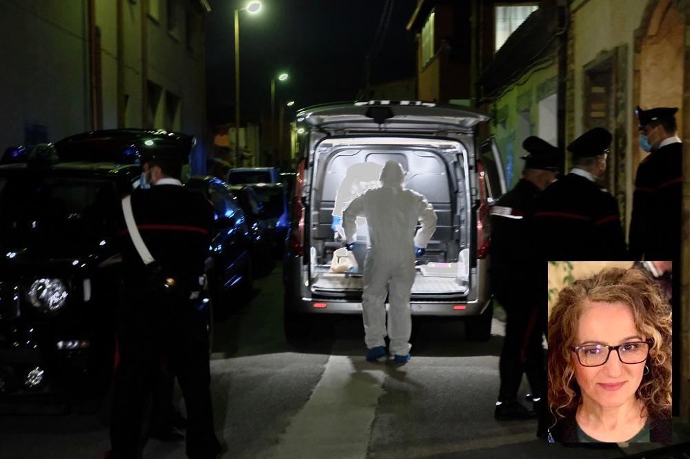 La bara con il corpo di Marisa Pireddu viene caricata su un furgone. Nel riquadro, la vittima, 51 anni (foto mario rosas)