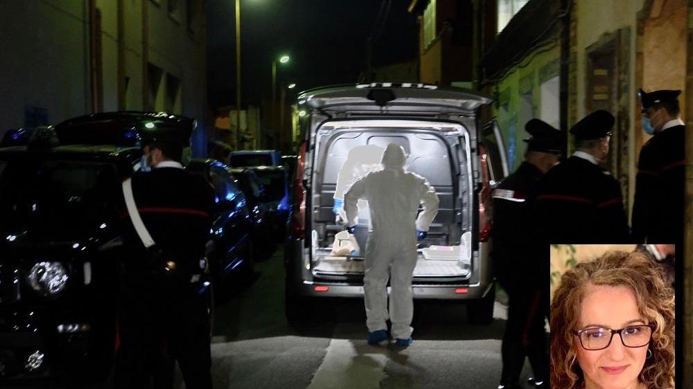 La bara con il corpo di Marisa Pireddu viene caricata su un furgone. Nel riquadro, la vittima, 51 anni (foto mario rosas)