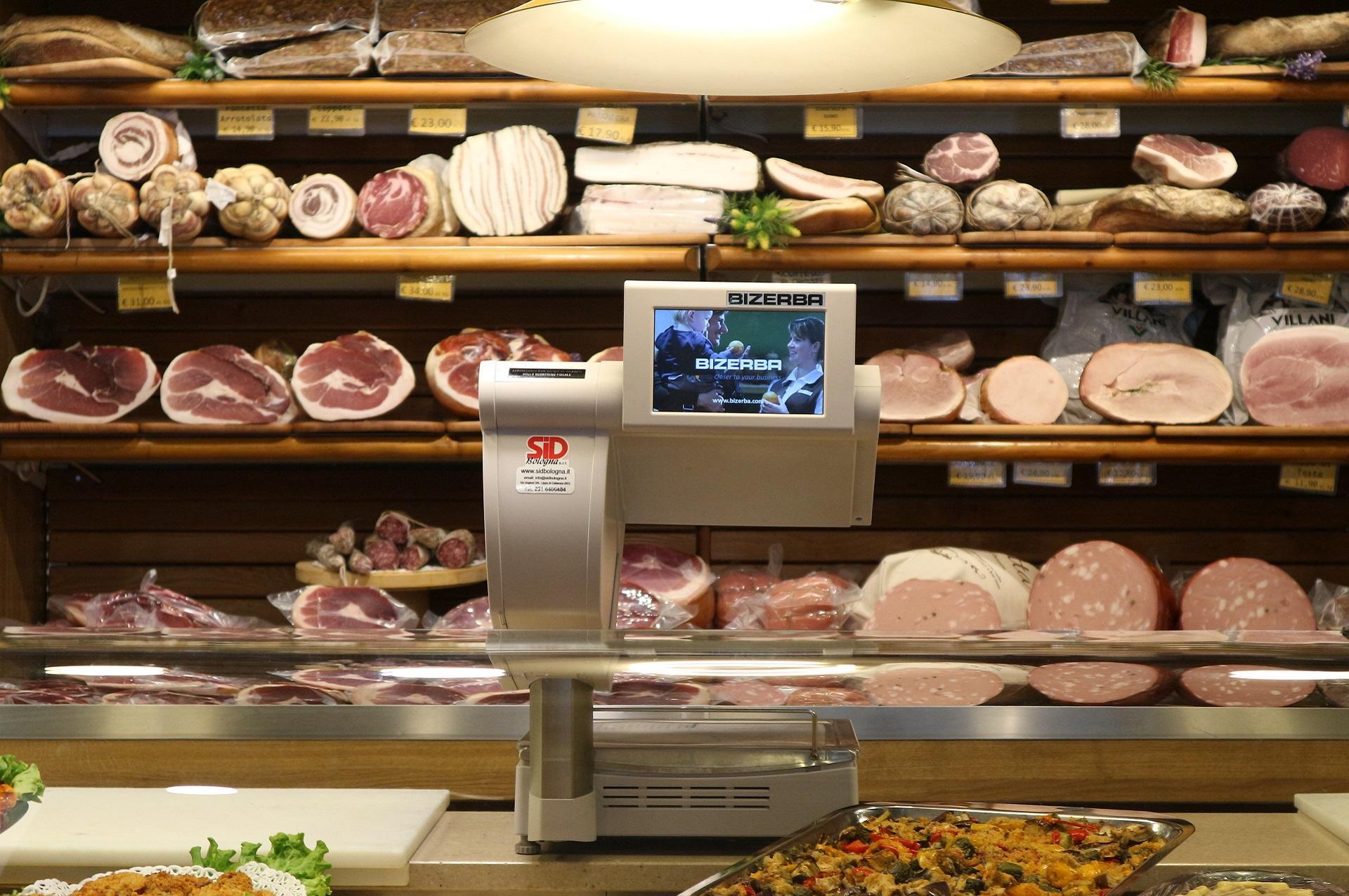 In magazzino e al banco, l’alimentari assume 