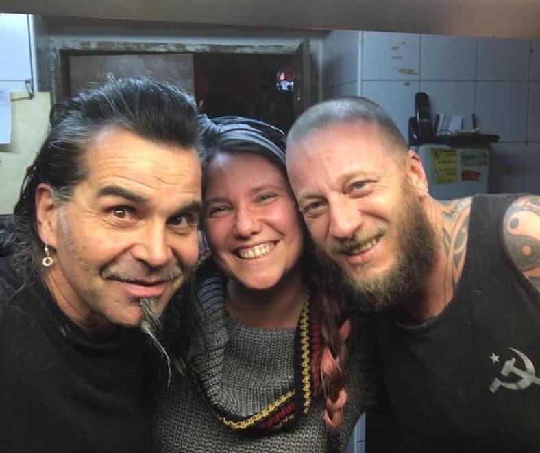 Luca Pippan sorridente con la moglie Chiara e il cantante Piero Pelù