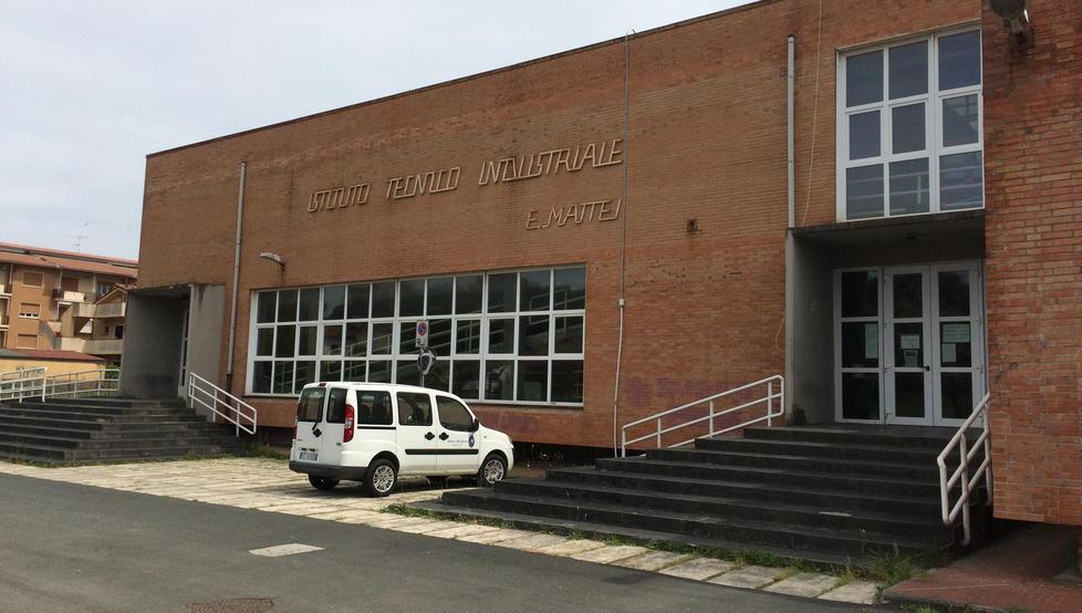 L'esterno della sede principale dell'istituto Mattei (Foto Falorni/Silvi)