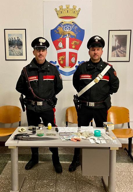 La droga e le armi sequestrate dai carabinieri